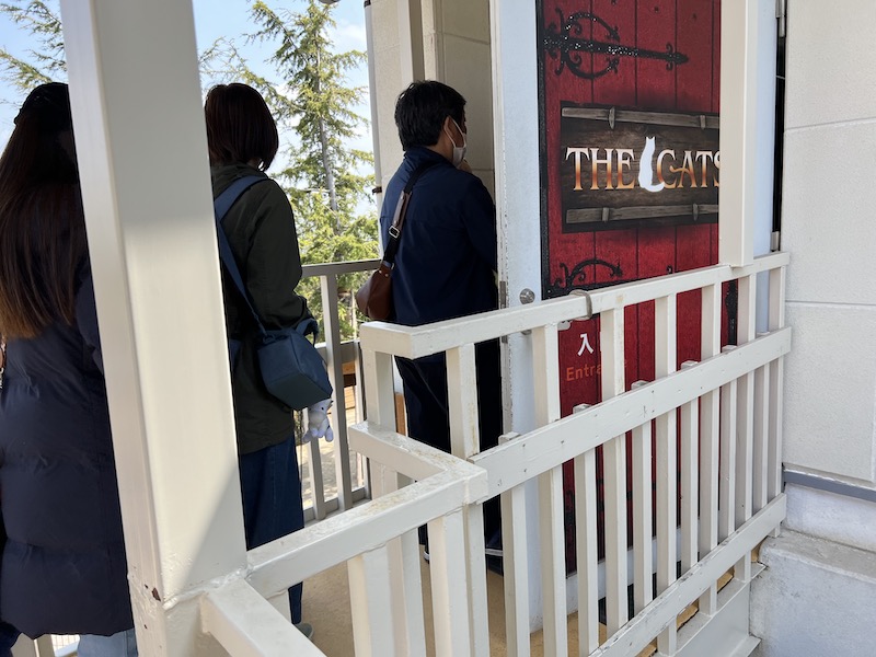 ザ・キャッツのドアの前で入場を待つ人たちの写真