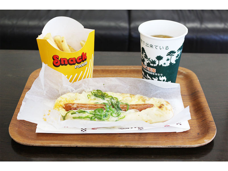 ナンチーズドッグ、ポテト、お茶の写真