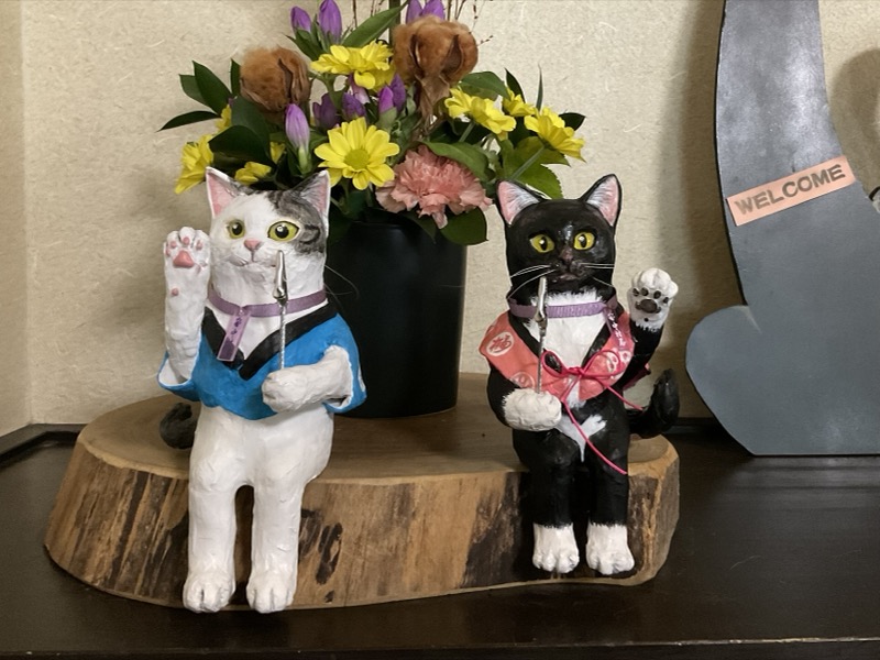 草津温泉中村屋旅館の看板猫モデルは左りゅう、右やまとの置物、お客さまの手作り