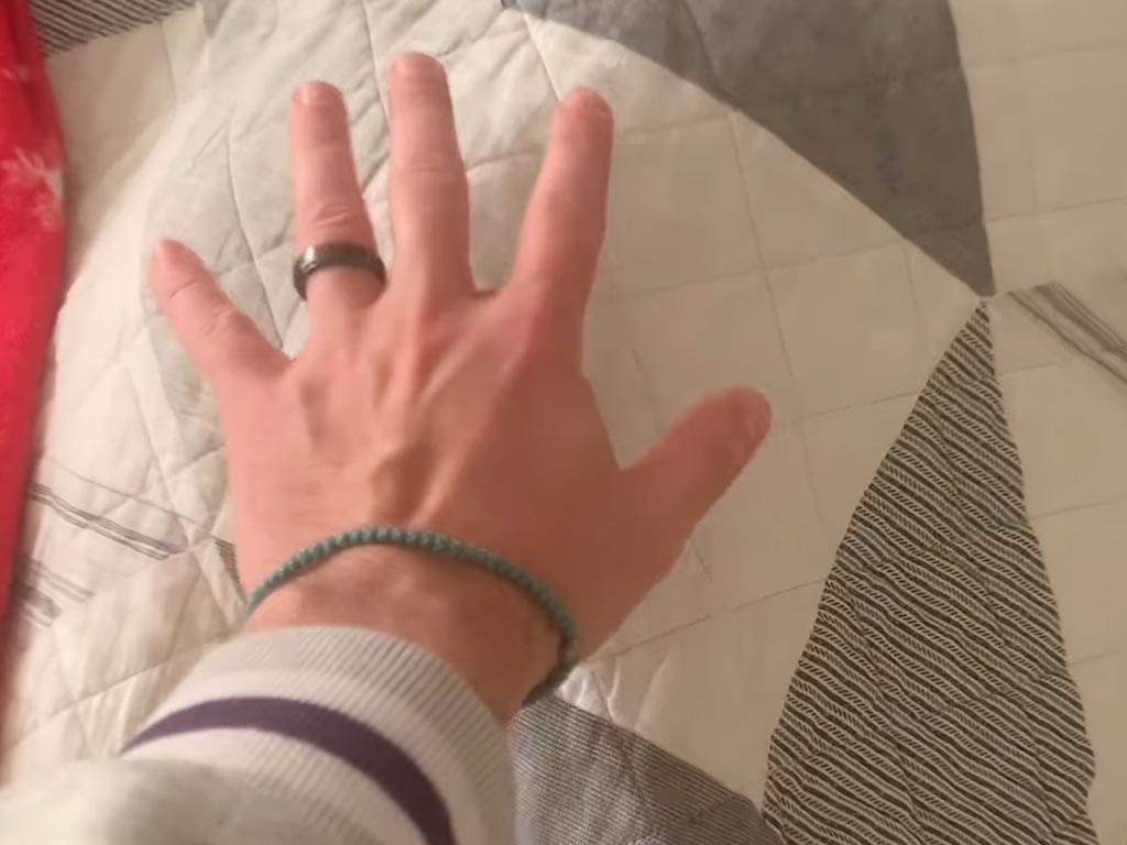 触るたびに「ムニャ」ベッドの中から怪しい音? 毛布をめくると可愛い猫さんがまったり中でした